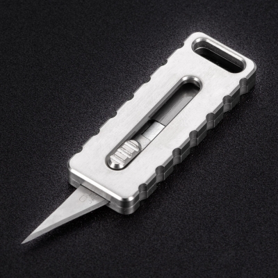Титановый брелок-нож Tag со сменными лезвиями (titanium)